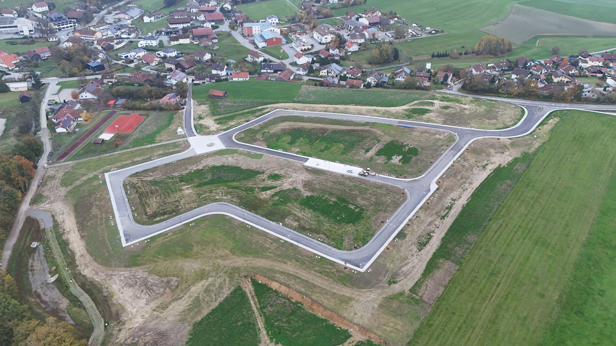 In der Luftaufnahme ist das fertig erschlossene Baugebiet gut zu erkennen. - Fotos: Gemeinde Tiefenbach