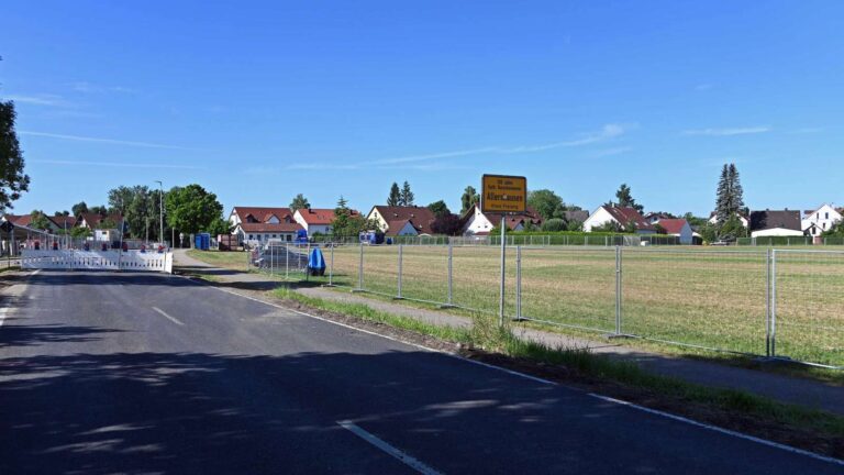 Bild Ortseingang Allershausen mit Baugrund