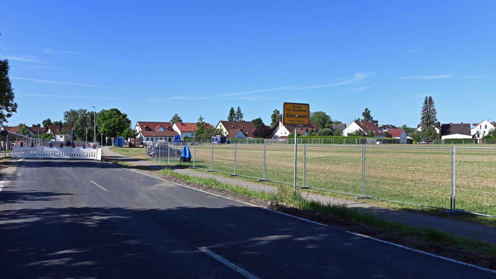 Bild Ortseingang Allershausen mit Baugrund