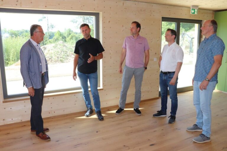 BU: Franz Stahl, Rainer Burkhard, Harald Eckstein, Markus Bergauer und Lutz Zangl (v.l.) in einem der annährend fertiggestellten Innenräume
